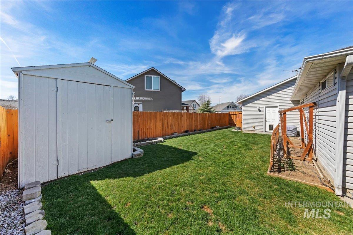 2558 N Rough Stone, Meridian, Idaho 83646, 4 Bedrooms, 2 Bathrooms, Residential For Sale, Price $485,000,MLS 98978944