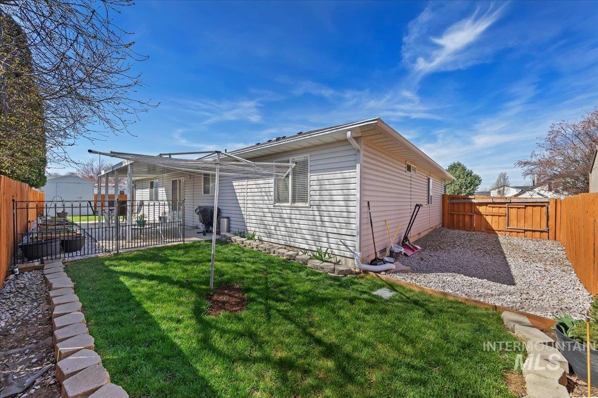 2558 N Rough Stone, Meridian, Idaho 83646, 4 Bedrooms, 2 Bathrooms, Residential For Sale, Price $485,000,MLS 98978944