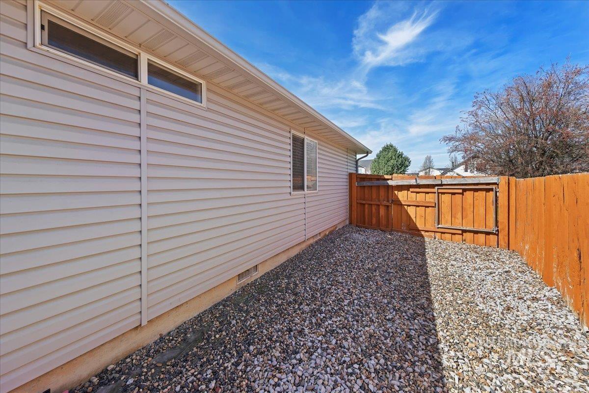 2558 N Rough Stone, Meridian, Idaho 83646, 4 Bedrooms, 2 Bathrooms, Residential For Sale, Price $485,000,MLS 98978944