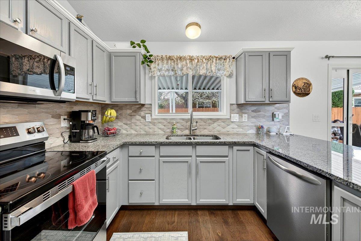 2558 N Rough Stone, Meridian, Idaho 83646, 4 Bedrooms, 2 Bathrooms, Residential For Sale, Price $485,000,MLS 98978944