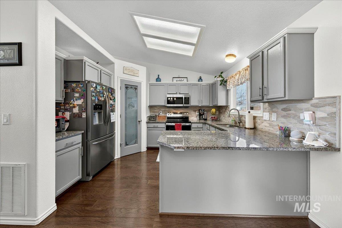 2558 N Rough Stone, Meridian, Idaho 83646, 4 Bedrooms, 2 Bathrooms, Residential For Sale, Price $485,000,MLS 98978944