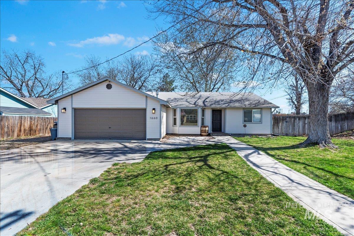 1660 N Eldorado St, Boise, Idaho 83704, 3 Bedrooms, 2 Bathrooms, Residential For Sale, Price $409,000,MLS 98978952