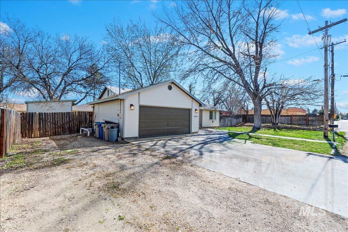 1660 N Eldorado St, Boise, Idaho 83704, 3 Bedrooms, 2 Bathrooms, Residential For Sale, Price $409,000,MLS 98978952