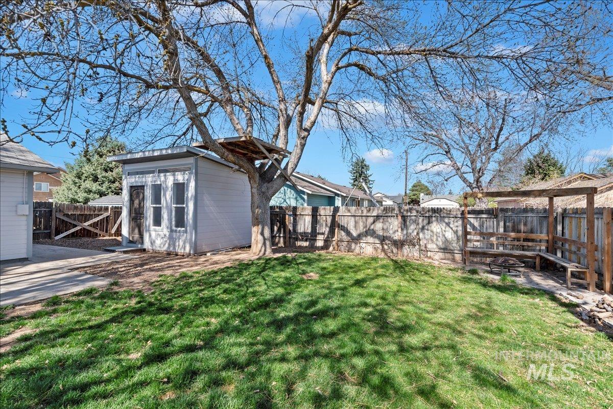 1660 N Eldorado St, Boise, Idaho 83704, 3 Bedrooms, 2 Bathrooms, Residential For Sale, Price $409,000,MLS 98978952