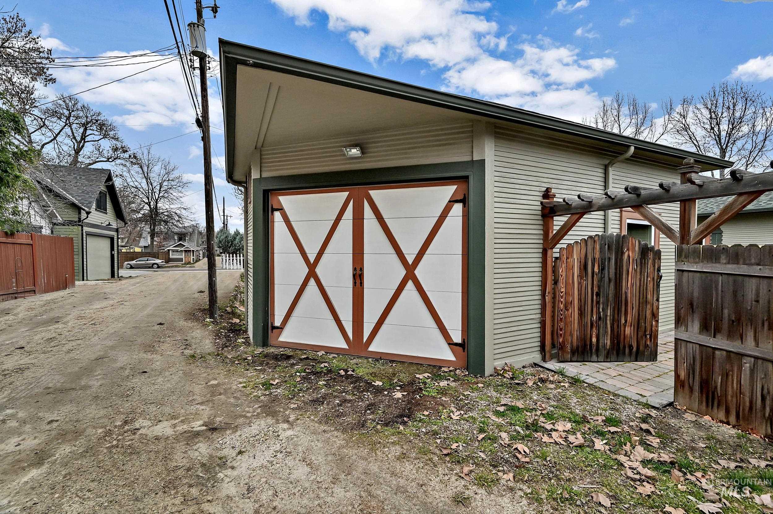 909 W Resseguie St, Boise, Idaho 83702, 3 Bedrooms, 2 Bathrooms, Residential For Sale, Price $875,000, 98978957