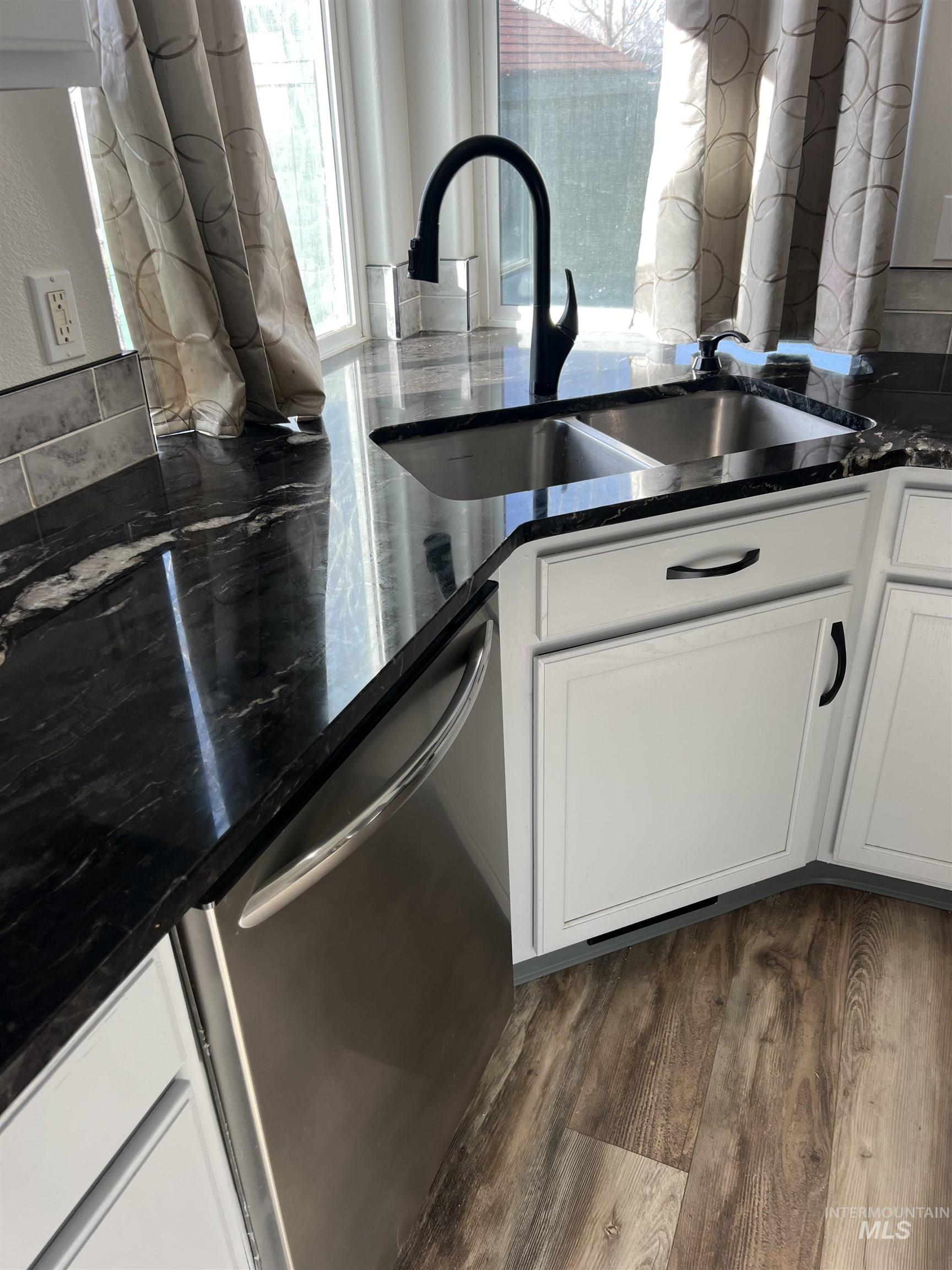 1065 E Fossilstone CT, Kuna, Idaho 83634, 3 Bedrooms, 2 Bathrooms, Residential For Sale, Price $415,000,MLS 98978990