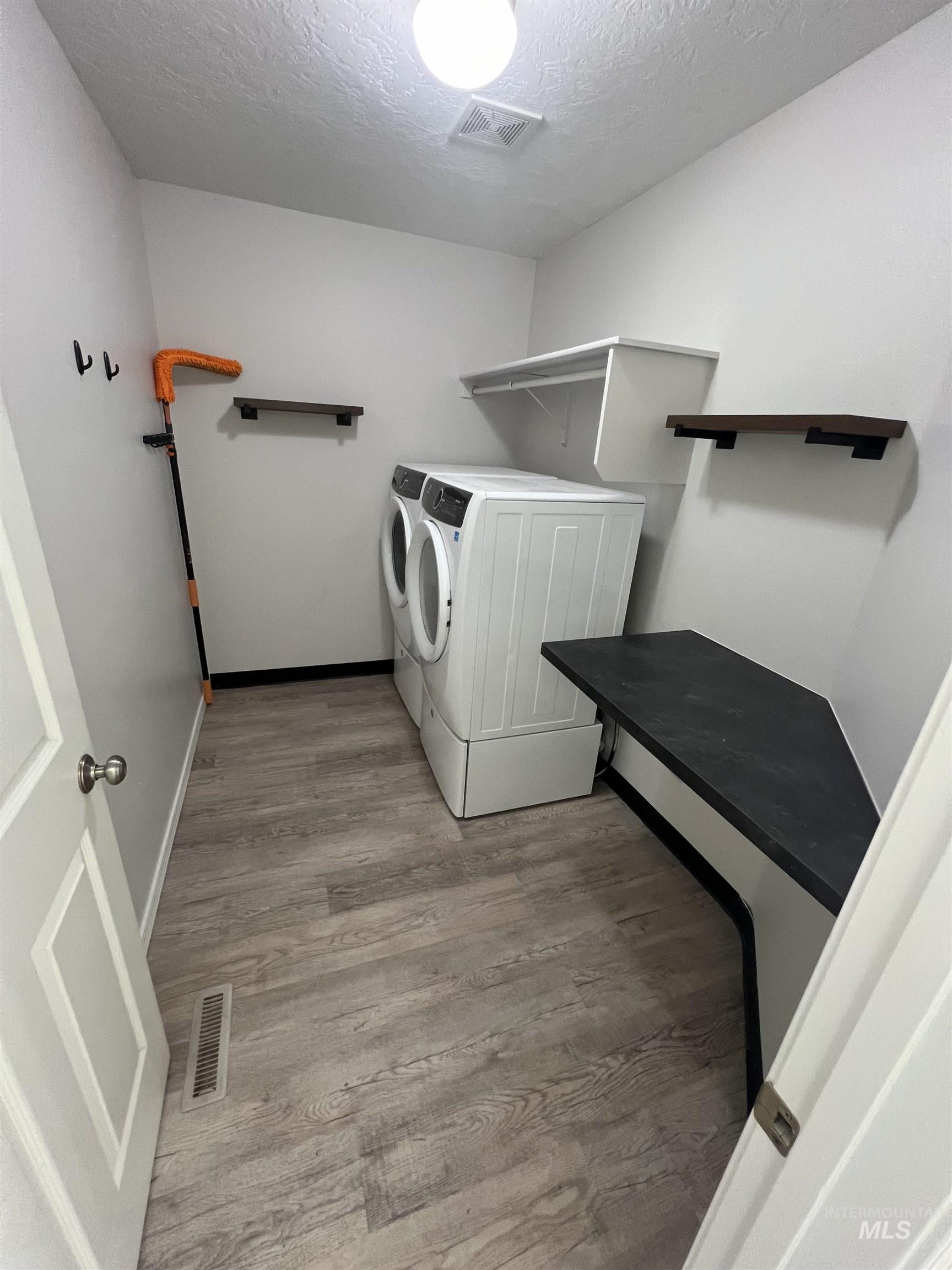 1065 E Fossilstone CT, Kuna, Idaho 83634, 3 Bedrooms, 2 Bathrooms, Residential For Sale, Price $415,000,MLS 98978990