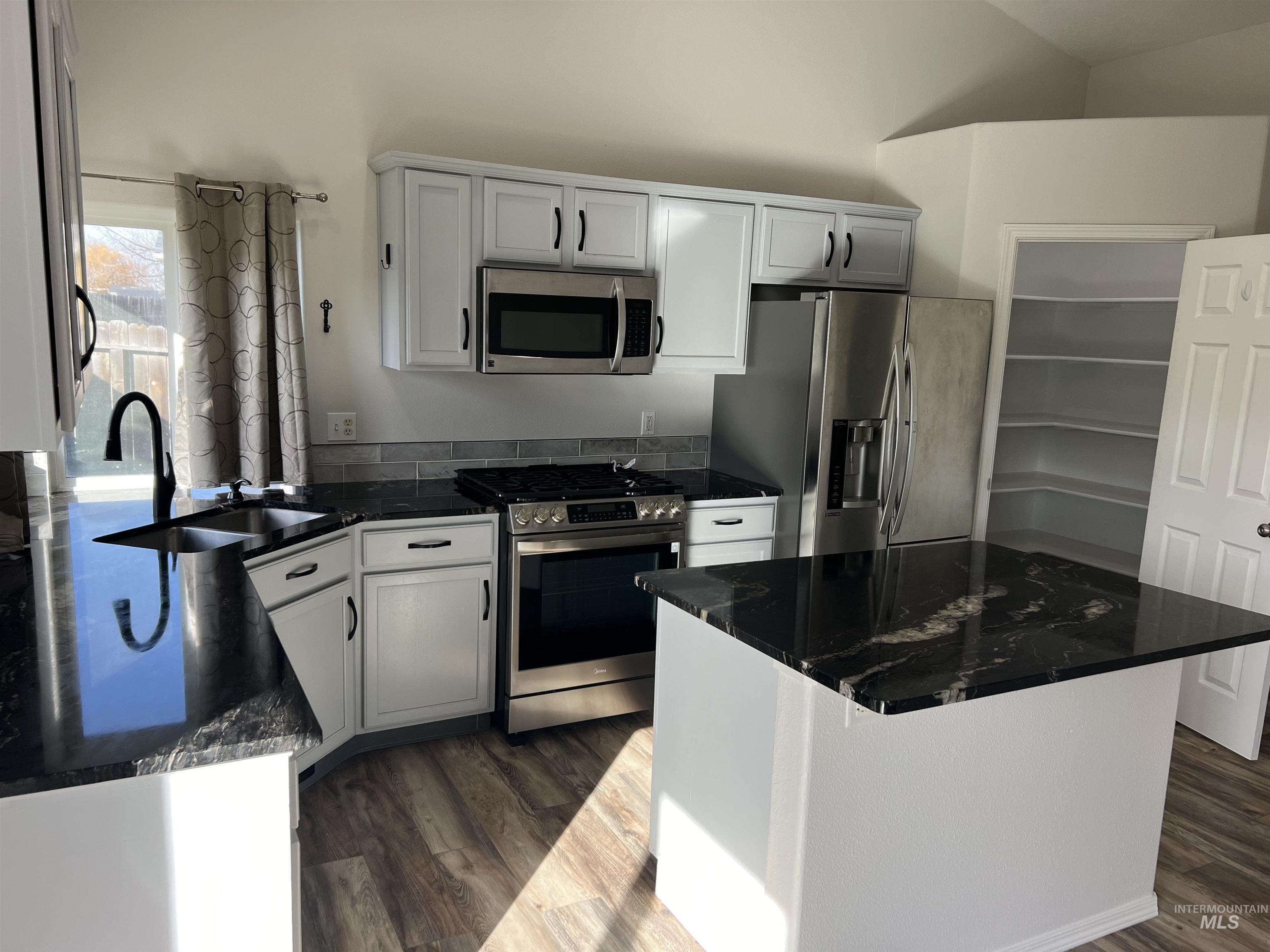 1065 E Fossilstone CT, Kuna, Idaho 83634, 3 Bedrooms, 2 Bathrooms, Residential For Sale, Price $415,000,MLS 98978990