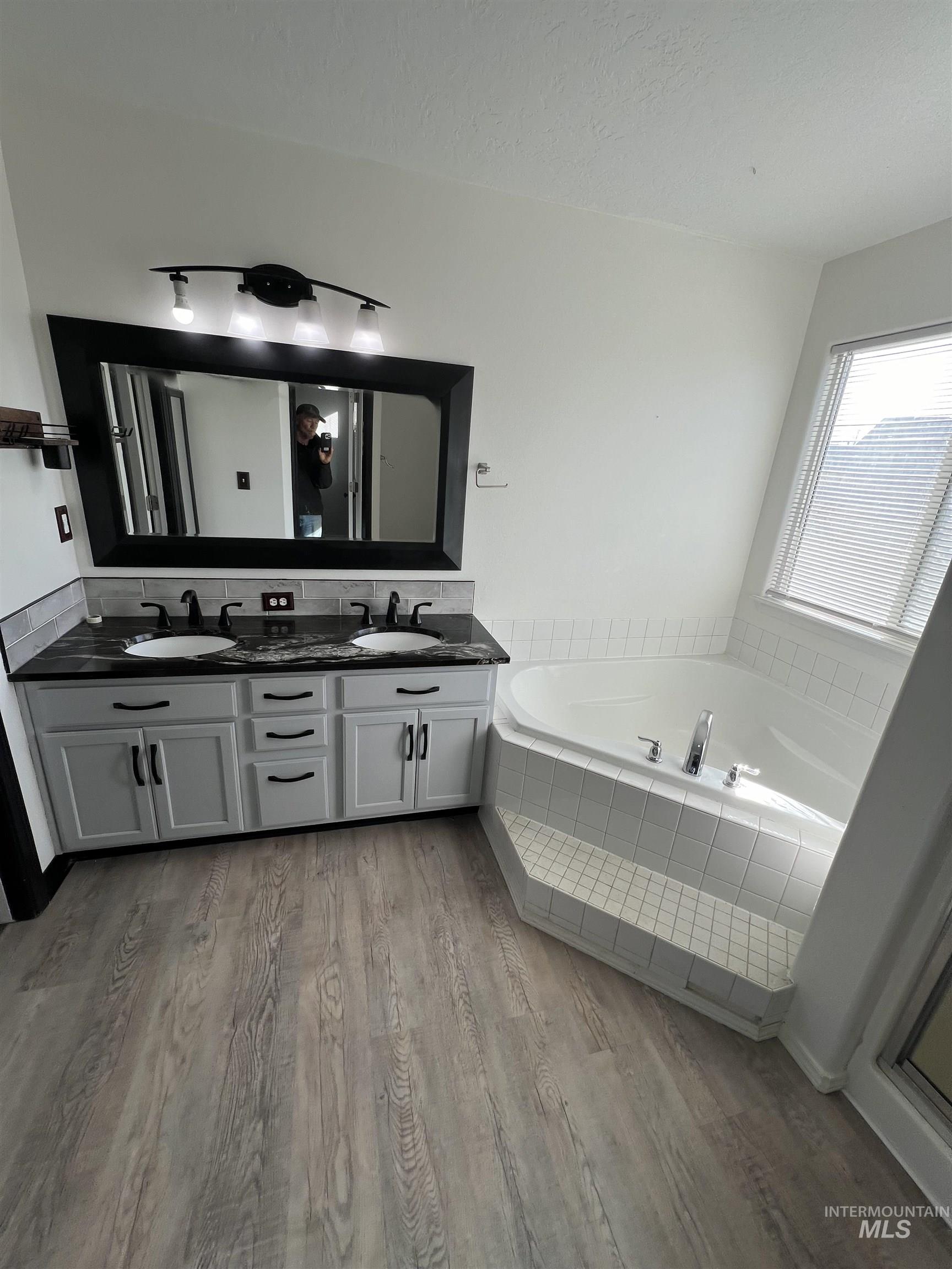 1065 E Fossilstone CT, Kuna, Idaho 83634, 3 Bedrooms, 2 Bathrooms, Residential For Sale, Price $415,000,MLS 98978990