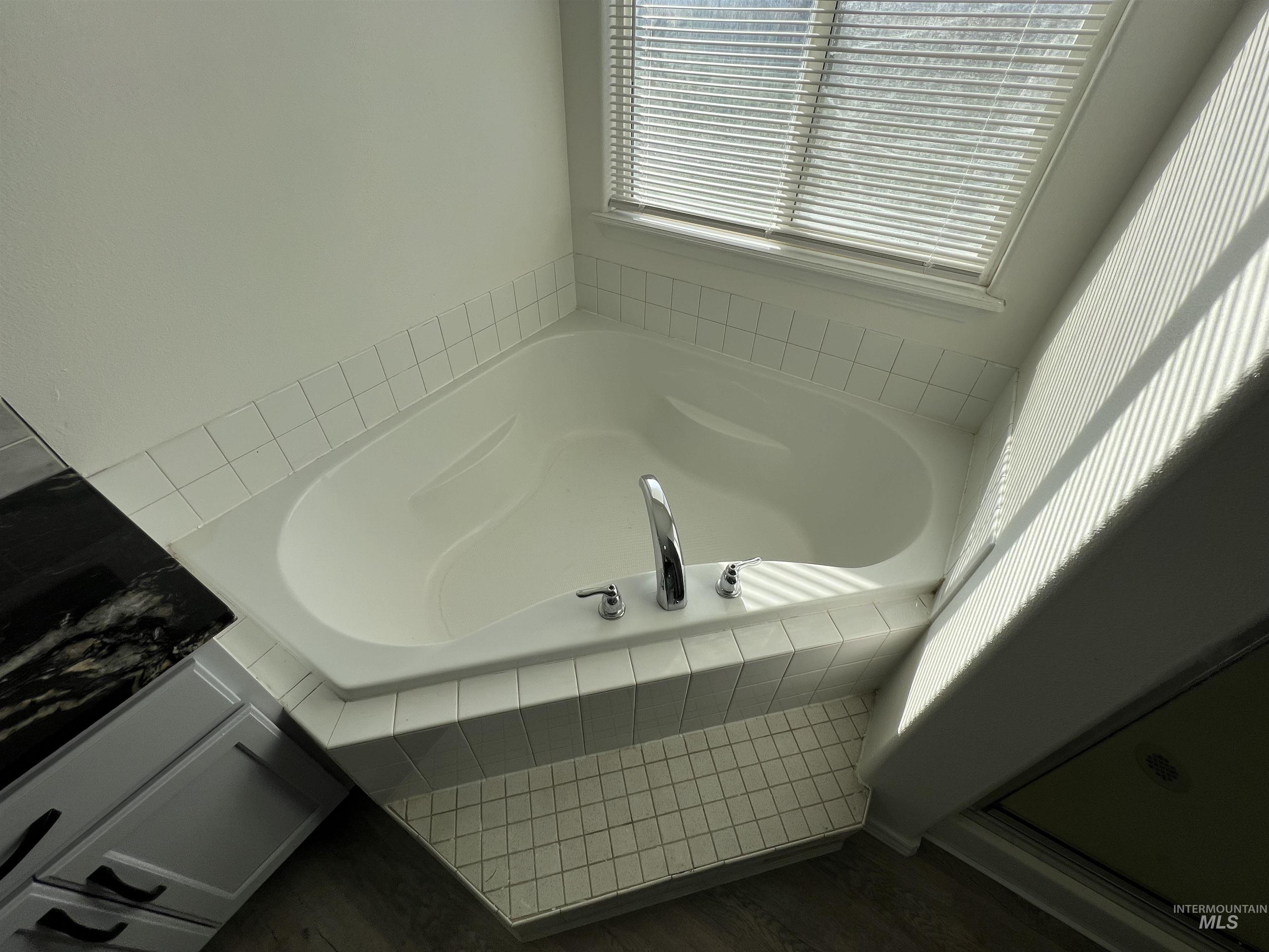 1065 E Fossilstone CT, Kuna, Idaho 83634, 3 Bedrooms, 2 Bathrooms, Residential For Sale, Price $415,000,MLS 98978990