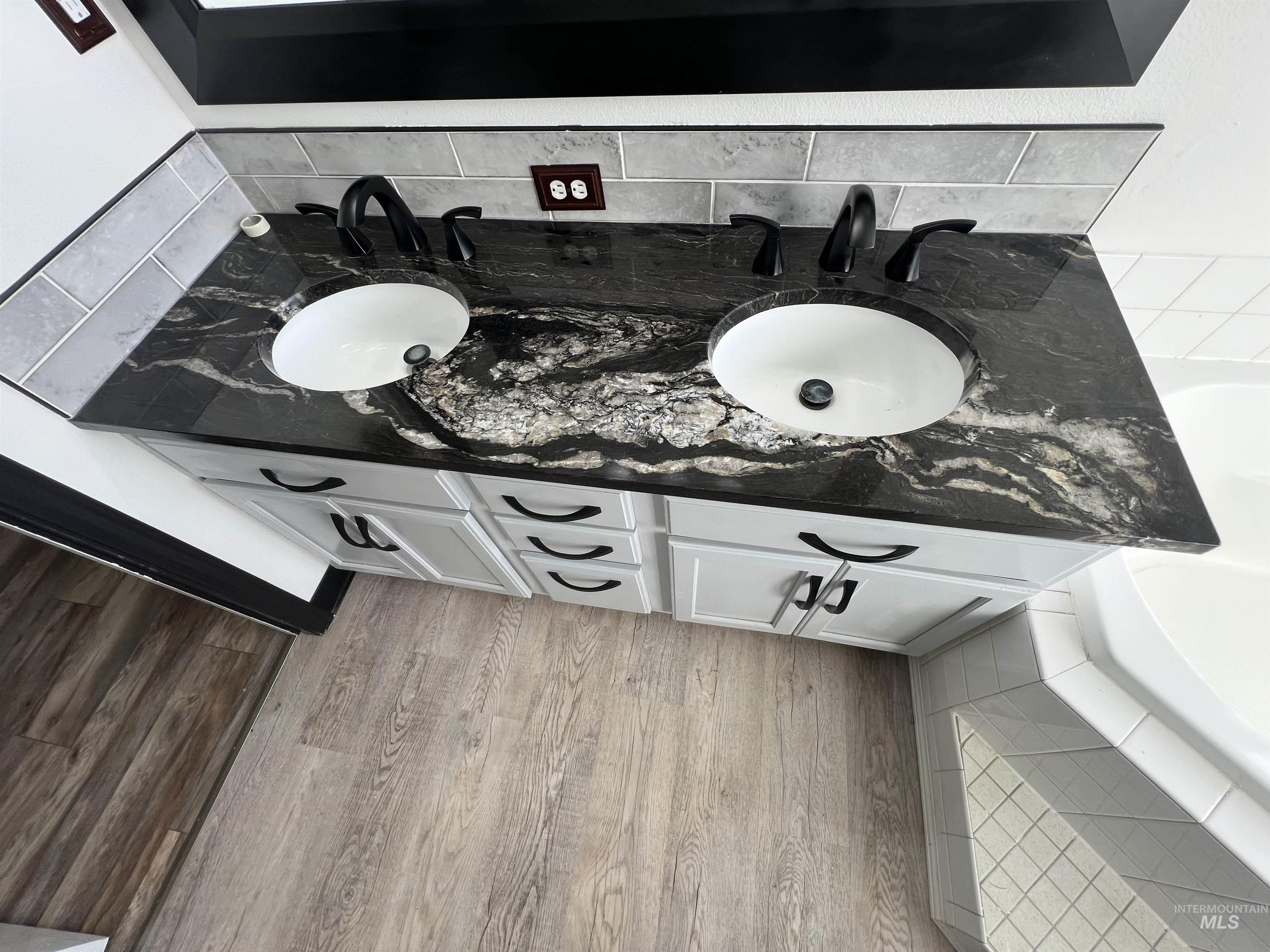 1065 E Fossilstone CT, Kuna, Idaho 83634, 3 Bedrooms, 2 Bathrooms, Residential For Sale, Price $415,000,MLS 98978990