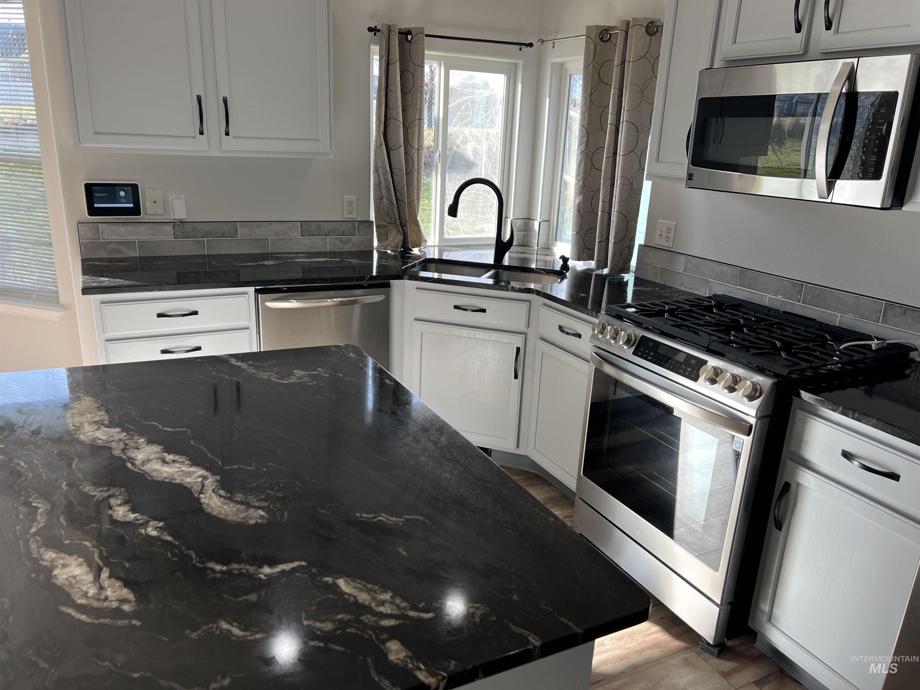 1065 E Fossilstone CT, Kuna, Idaho 83634, 3 Bedrooms, 2 Bathrooms, Residential For Sale, Price $415,000,MLS 98978990