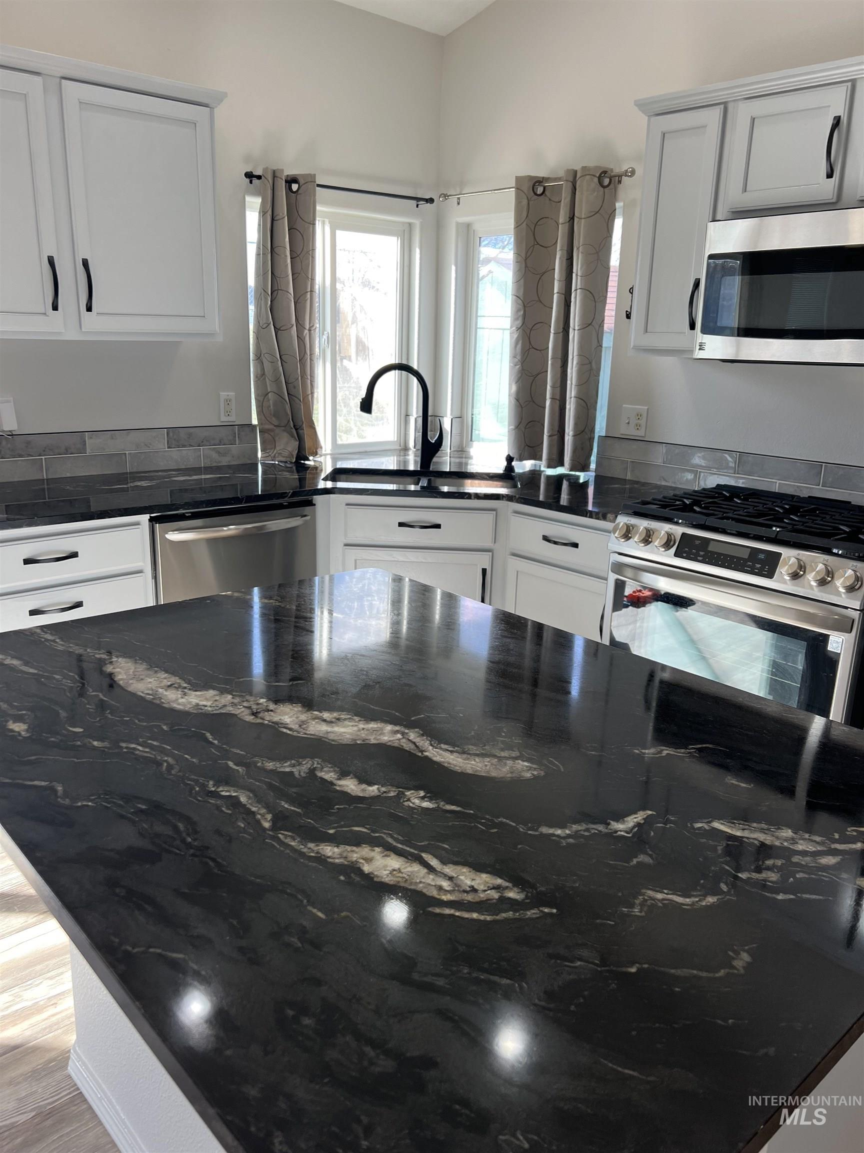 1065 E Fossilstone CT, Kuna, Idaho 83634, 3 Bedrooms, 2 Bathrooms, Residential For Sale, Price $415,000,MLS 98978990