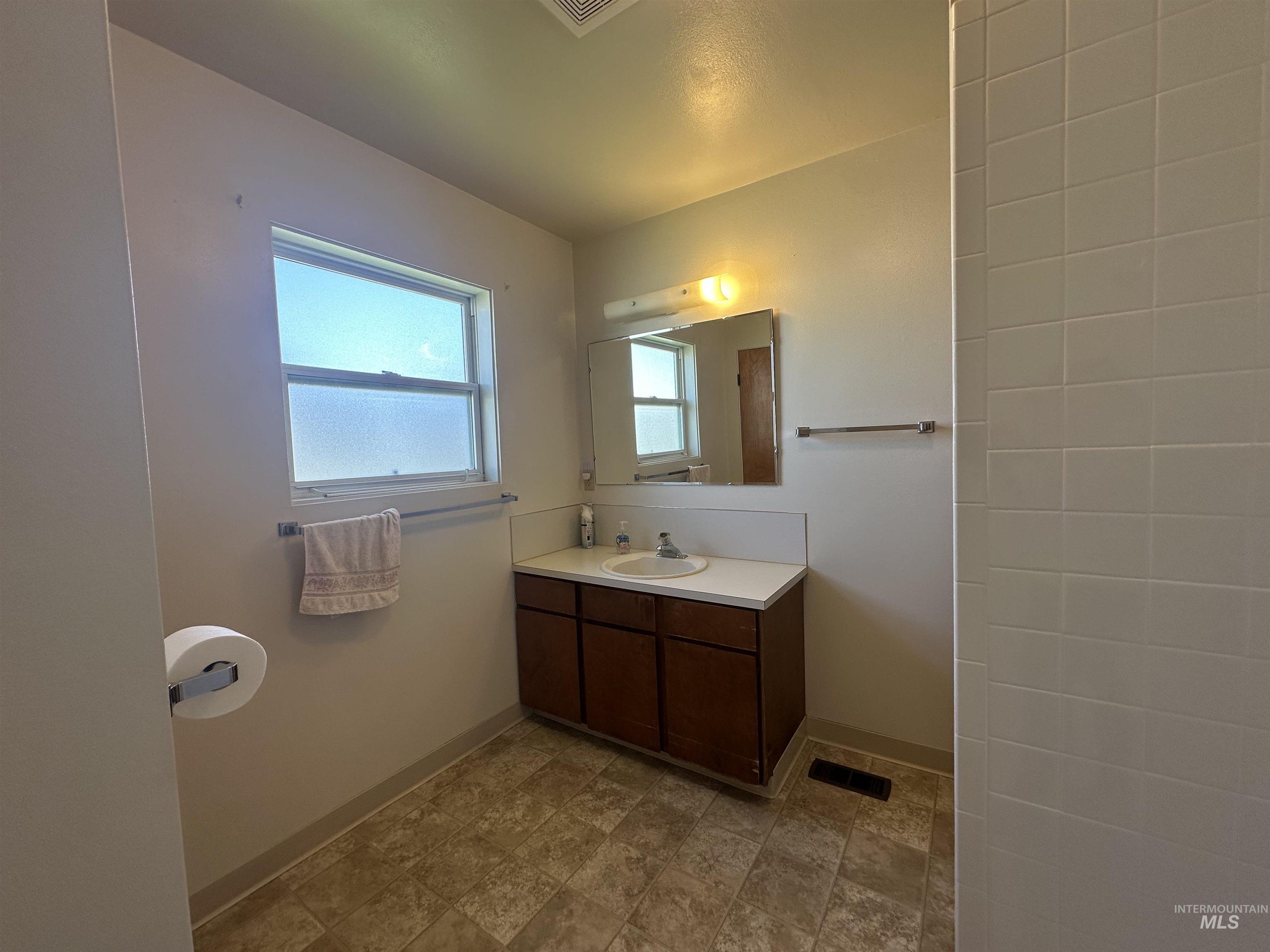 715 E 19th N, Mountain Home, Idaho 83647, 3 Bedrooms, 2 Bathrooms, Residential For Sale, Price $290,000,MLS 98978999