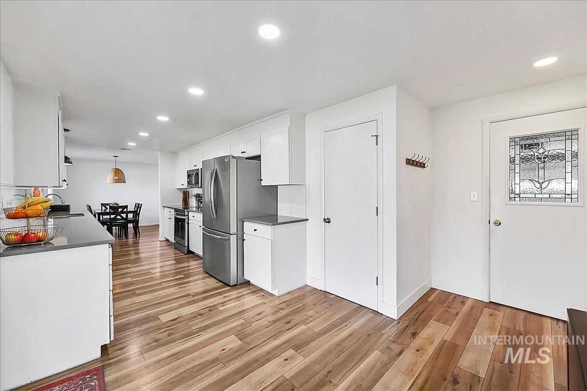 6006 W Poplar Dr, Boise, Idaho 83704, 5 Bedrooms, 3 Bathrooms, Residential For Sale, Price $715,000, 98979002