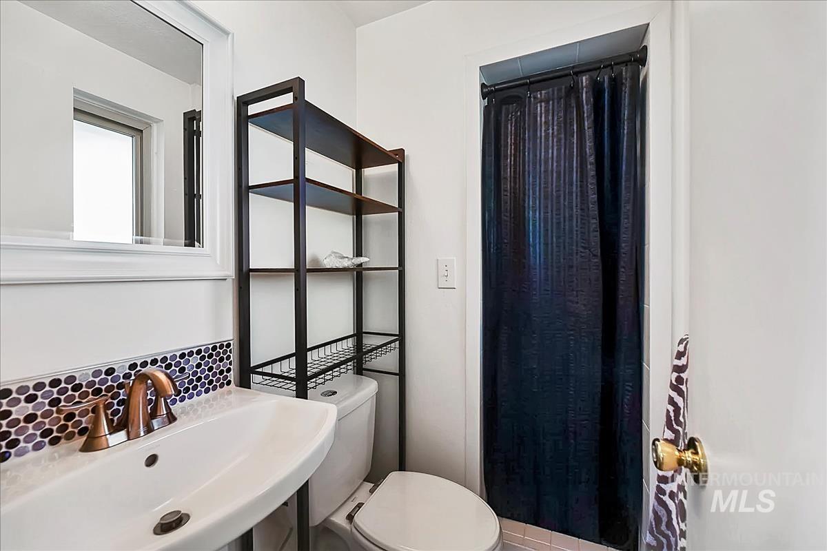 6006 W Poplar Dr, Boise, Idaho 83704, 5 Bedrooms, 3 Bathrooms, Residential For Sale, Price $715,000, 98979002