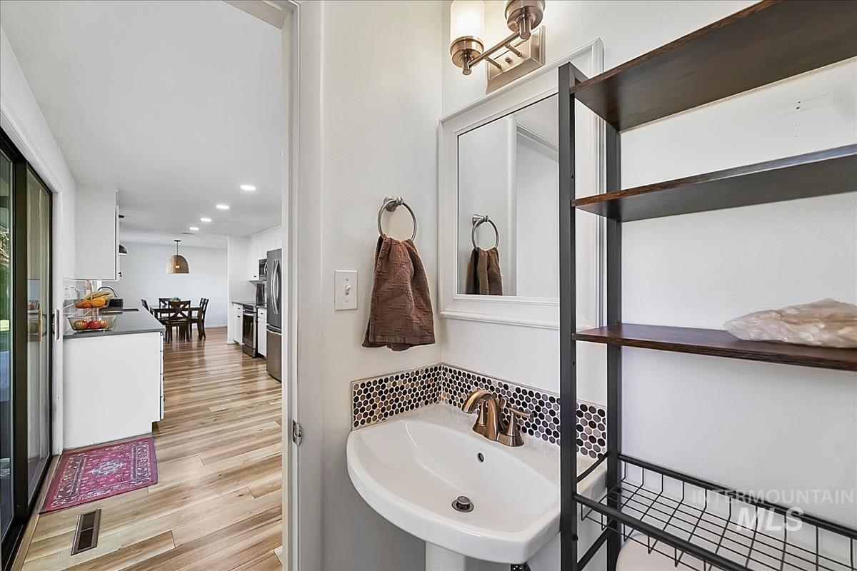 6006 W Poplar Dr, Boise, Idaho 83704, 5 Bedrooms, 3 Bathrooms, Residential For Sale, Price $715,000, 98979002