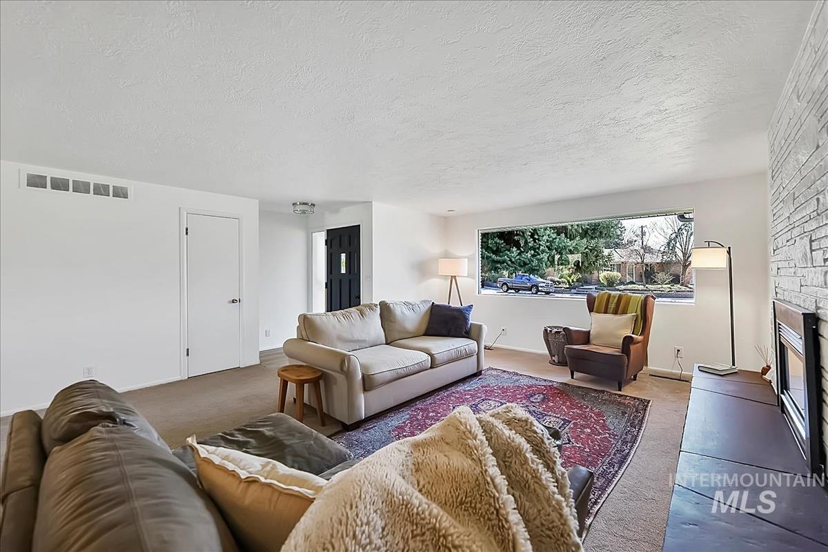 6006 W Poplar Dr, Boise, Idaho 83704, 5 Bedrooms, 3 Bathrooms, Residential For Sale, Price $715,000, 98979002