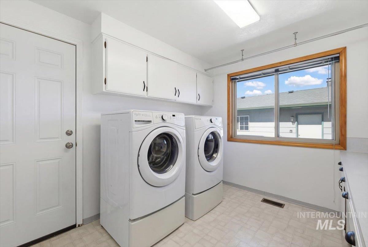 3060 S Black Hills Dr, Boise, Idaho 83709, 4 Bedrooms, 2.5 Bathrooms, Residential For Sale, Price $750,000,MLS 98979025