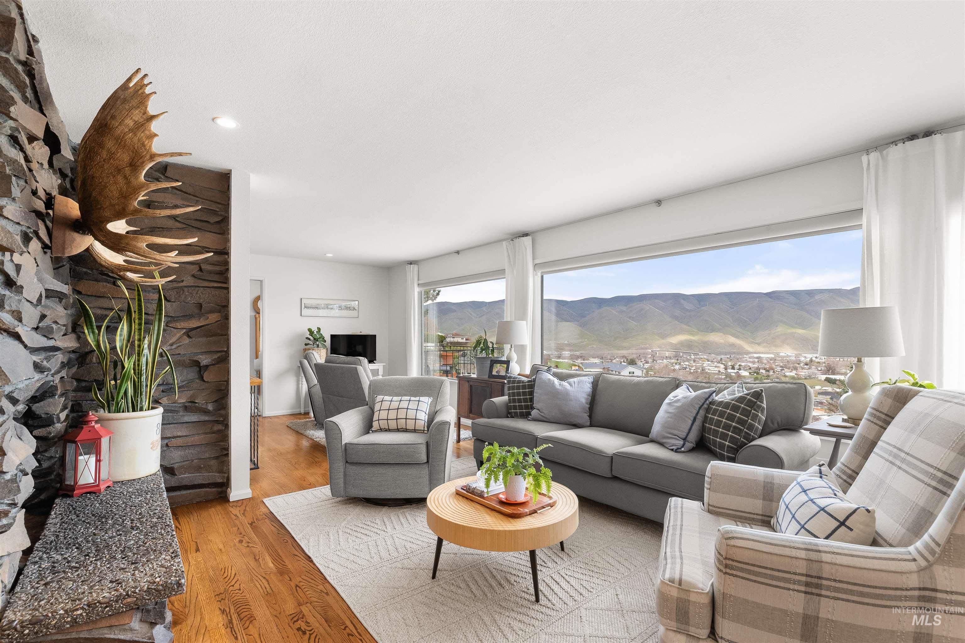 1744 Valleyview Drive, Clarkston, Washington 99403, 3 Bedrooms, 2.5 Bathrooms, Residential For Sale, Price $589,000, 98979048