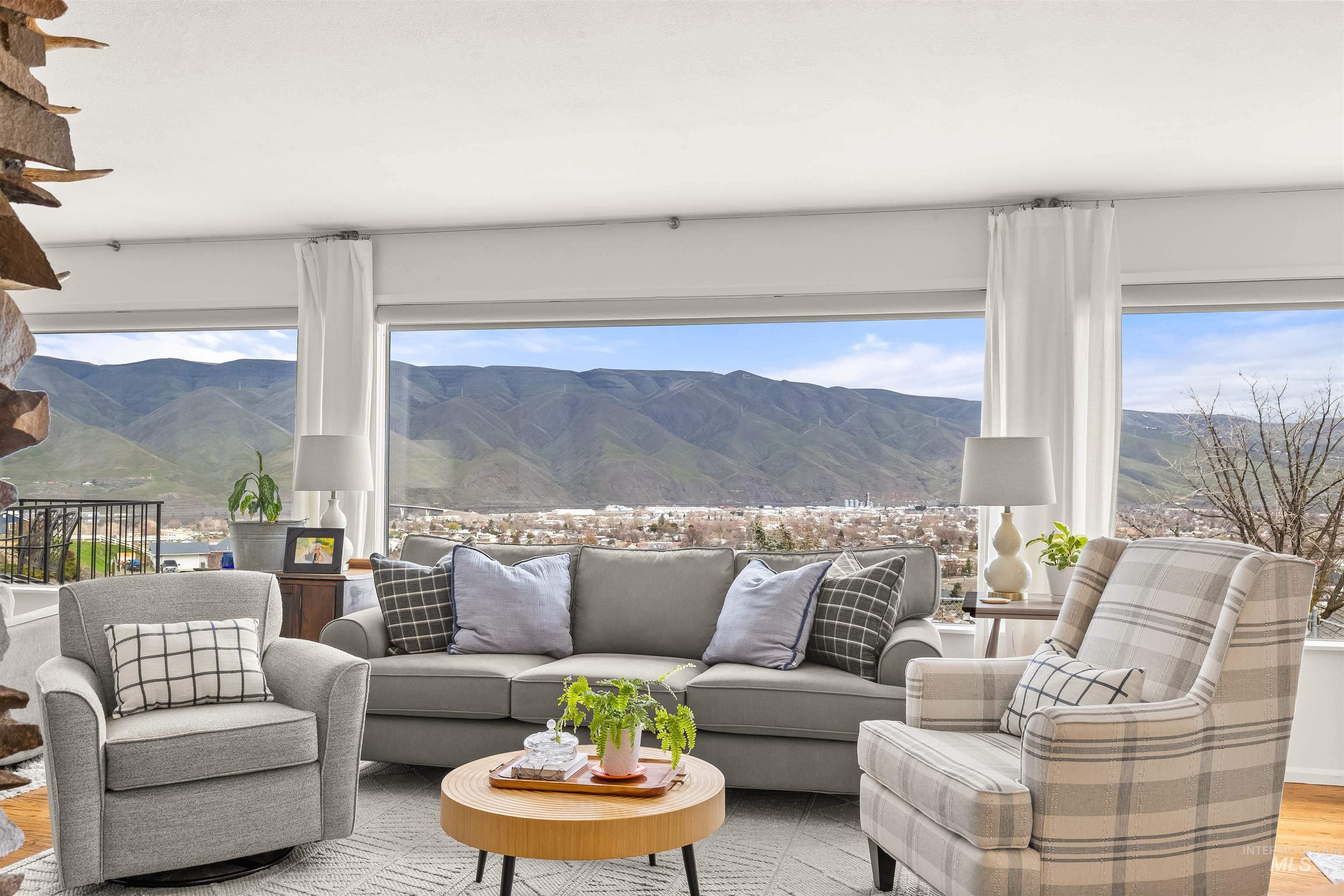 1744 Valleyview Drive, Clarkston, Washington 99403, 3 Bedrooms, 2.5 Bathrooms, Residential For Sale, Price $589,000, 98979048