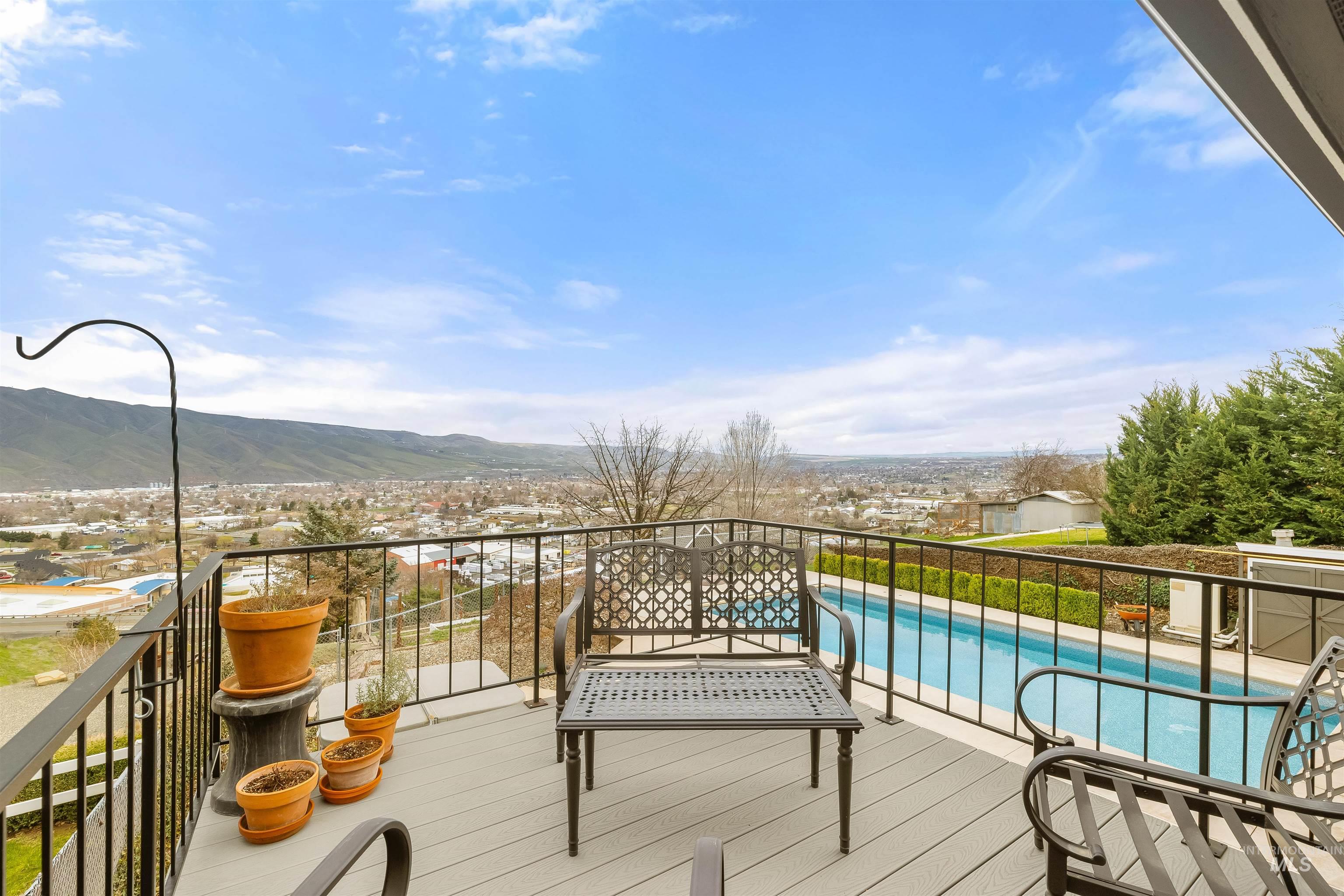 1744 Valleyview Drive, Clarkston, Washington 99403, 3 Bedrooms, 2.5 Bathrooms, Residential For Sale, Price $589,000, 98979048