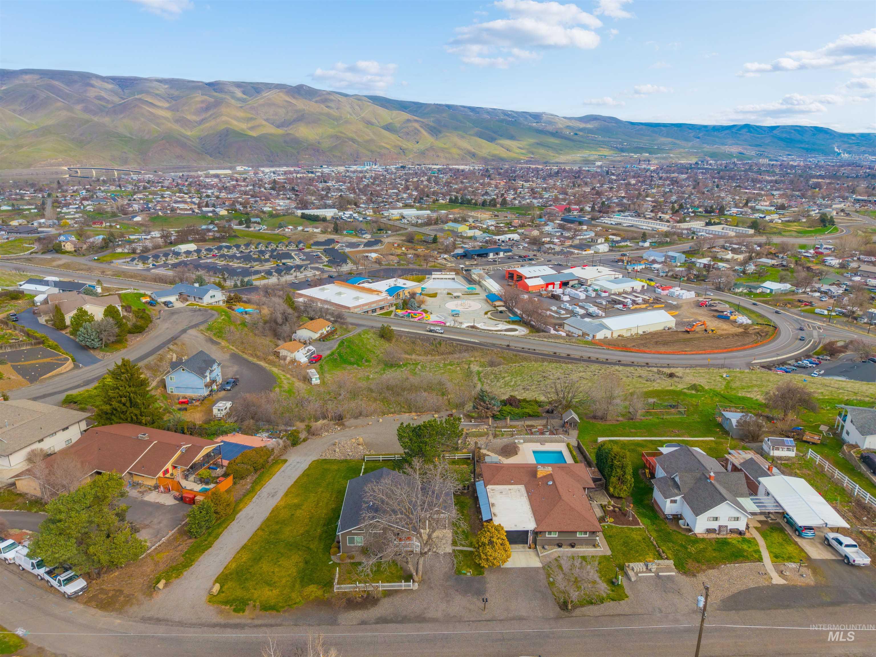 1744 Valleyview Drive, Clarkston, Washington 99403, 3 Bedrooms, 2.5 Bathrooms, Residential For Sale, Price $589,000, 98979048