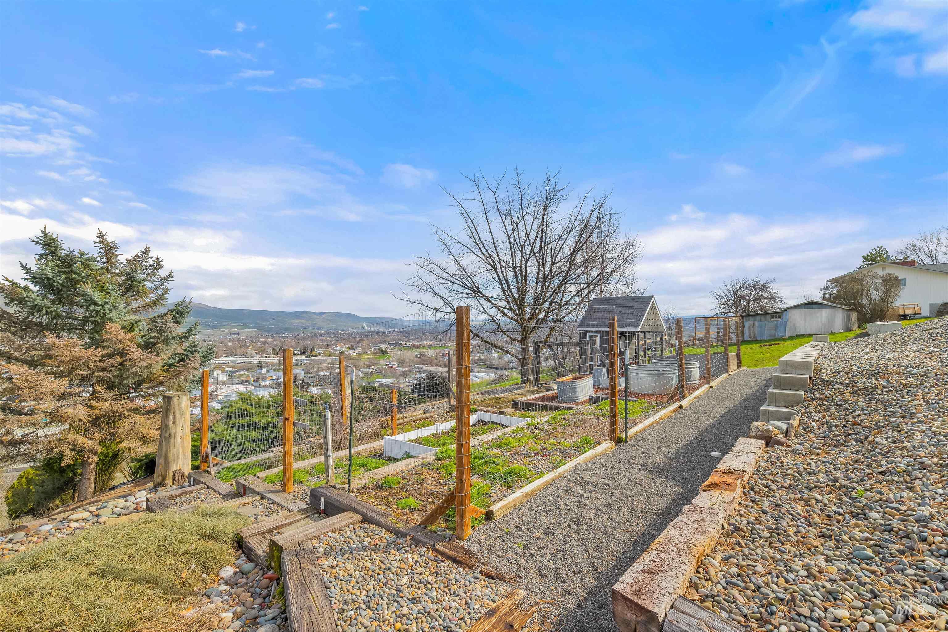 1744 Valleyview Drive, Clarkston, Washington 99403, 3 Bedrooms, 2.5 Bathrooms, Residential For Sale, Price $589,000, 98979048