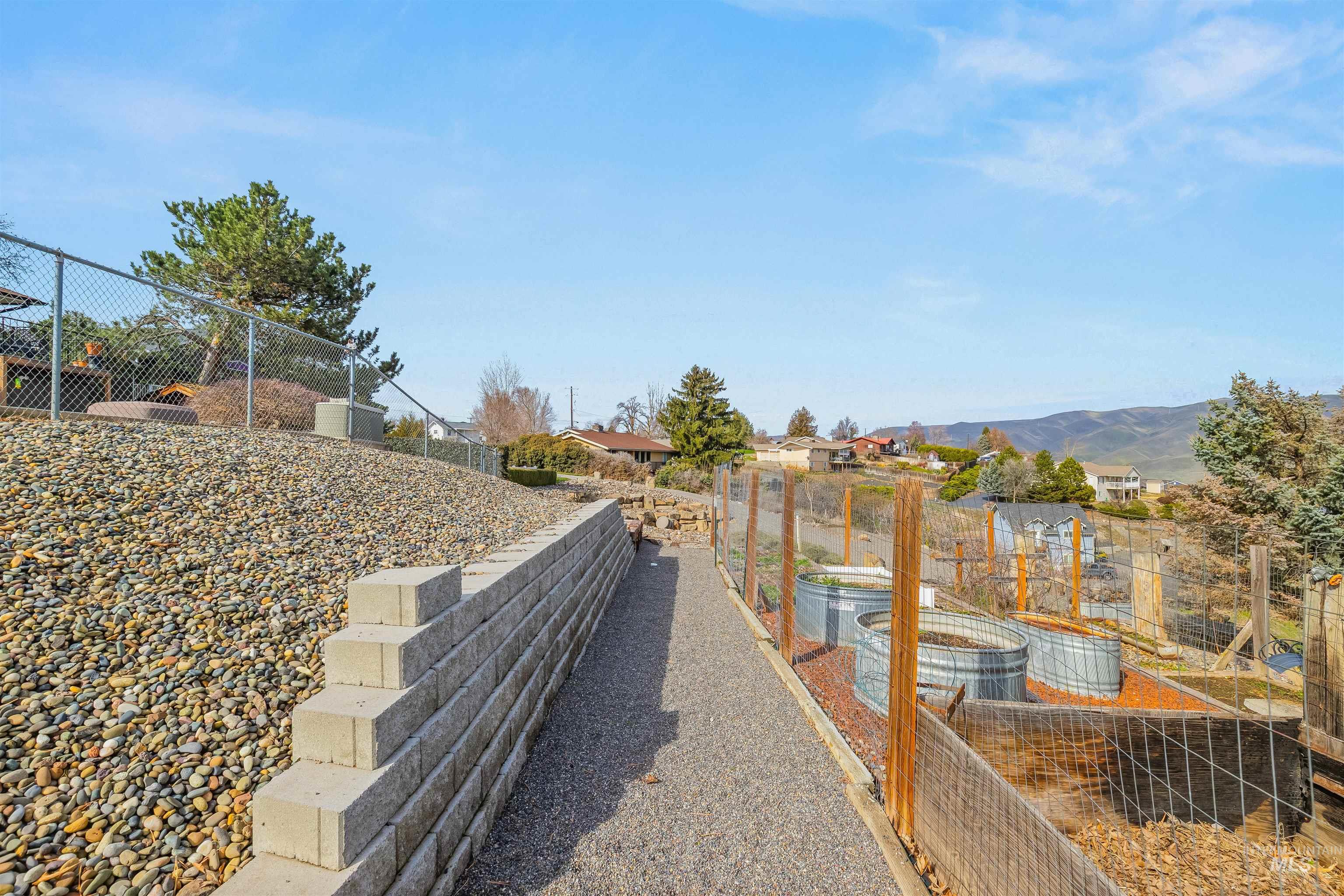 1744 Valleyview Drive, Clarkston, Washington 99403, 3 Bedrooms, 2.5 Bathrooms, Residential For Sale, Price $589,000, 98979048