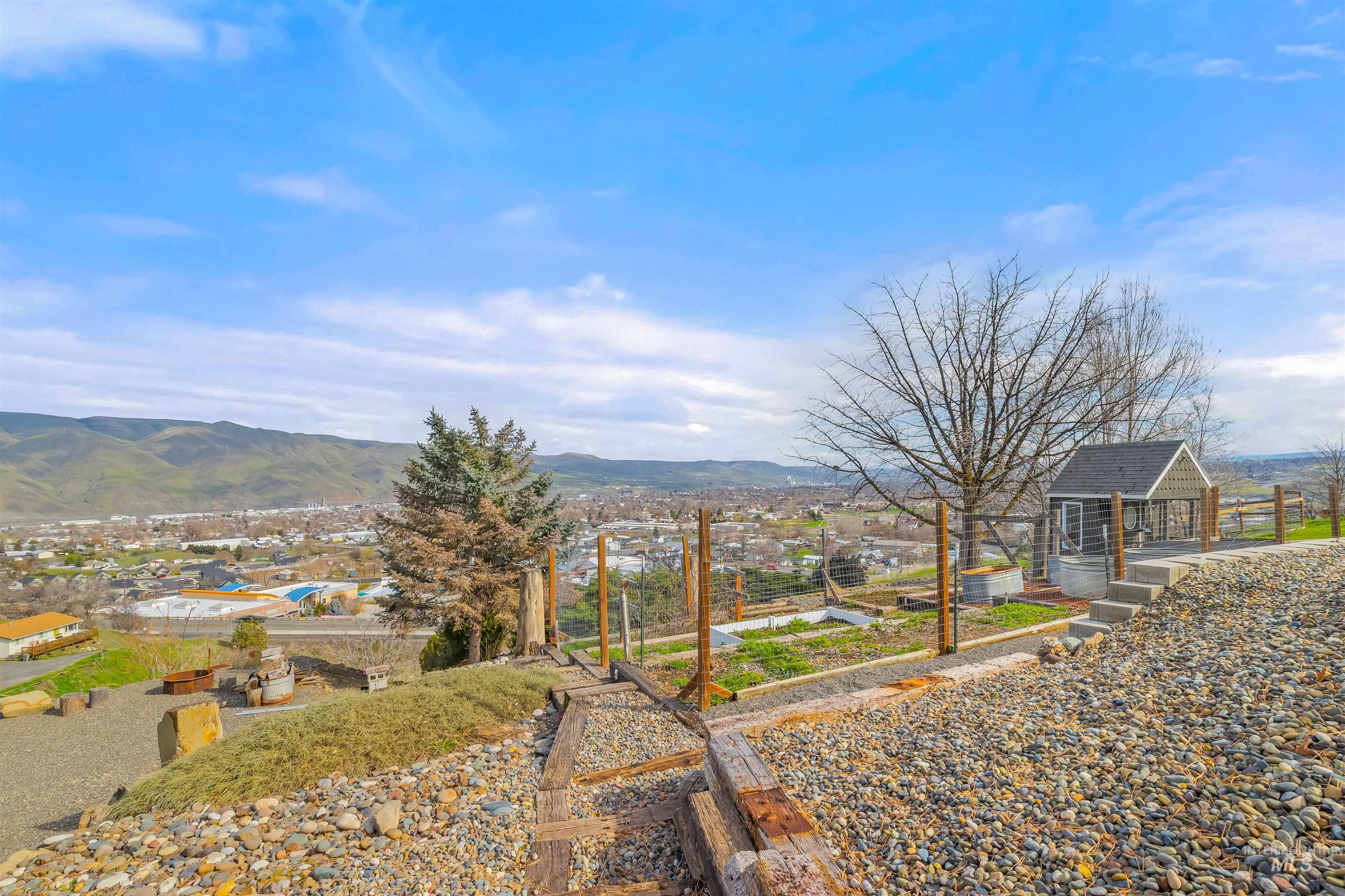 1744 Valleyview Drive, Clarkston, Washington 99403, 3 Bedrooms, 2.5 Bathrooms, Residential For Sale, Price $589,000, 98979048