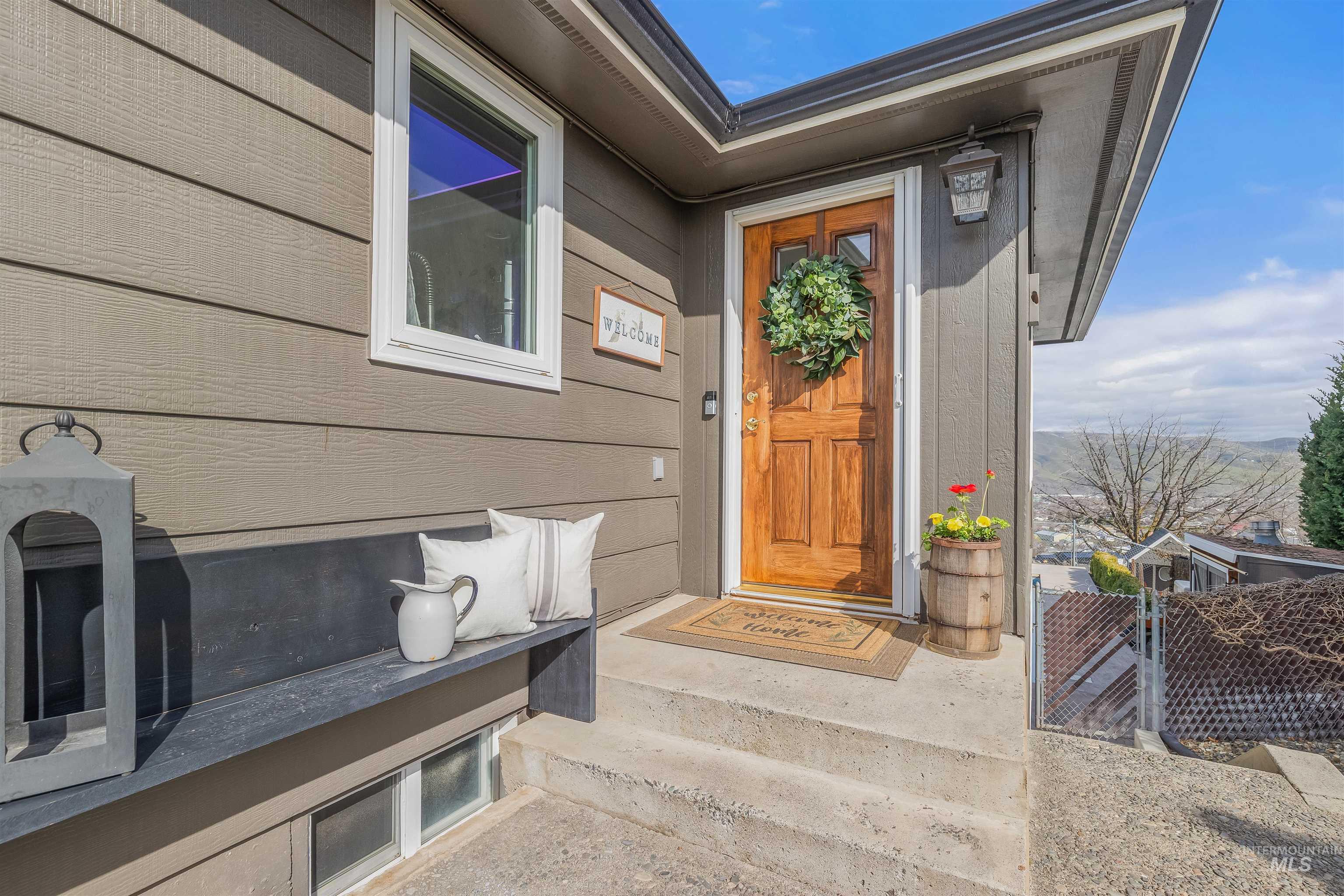 1744 Valleyview Drive, Clarkston, Washington 99403, 3 Bedrooms, 2.5 Bathrooms, Residential For Sale, Price $589,000, 98979048