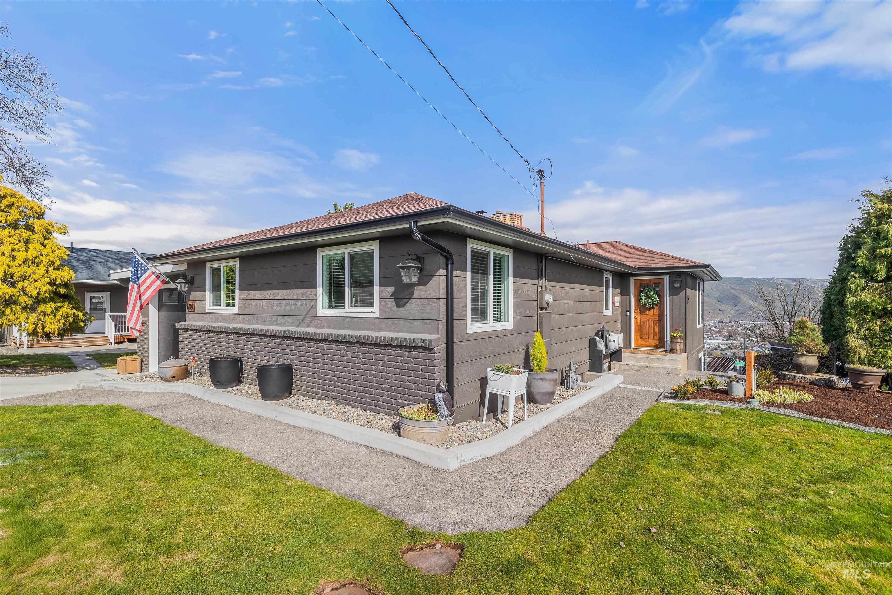 1744 Valleyview Drive, Clarkston, Washington 99403, 3 Bedrooms, 2.5 Bathrooms, Residential For Sale, Price $589,000, 98979048