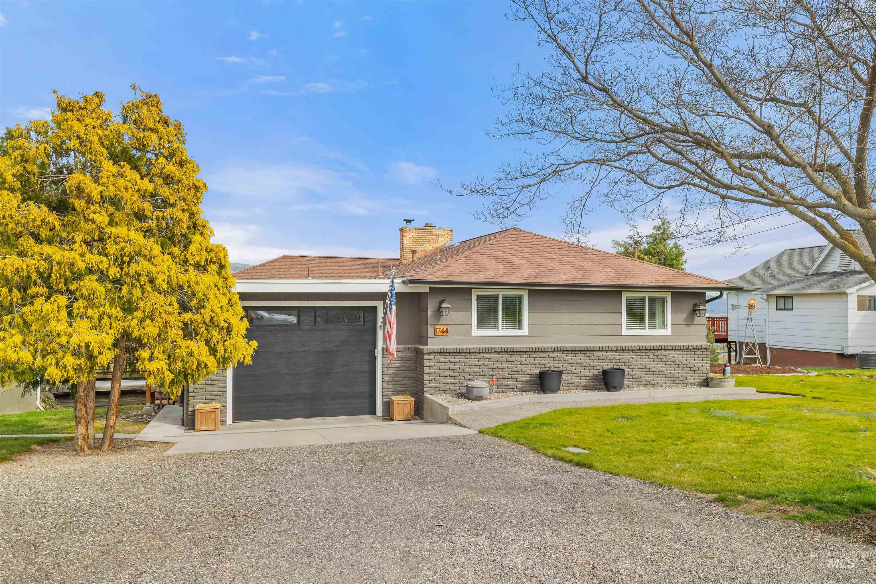 1744 Valleyview Drive, Clarkston, Washington 99403, 3 Bedrooms, 2.5 Bathrooms, Residential For Sale, Price $589,000, 98979048