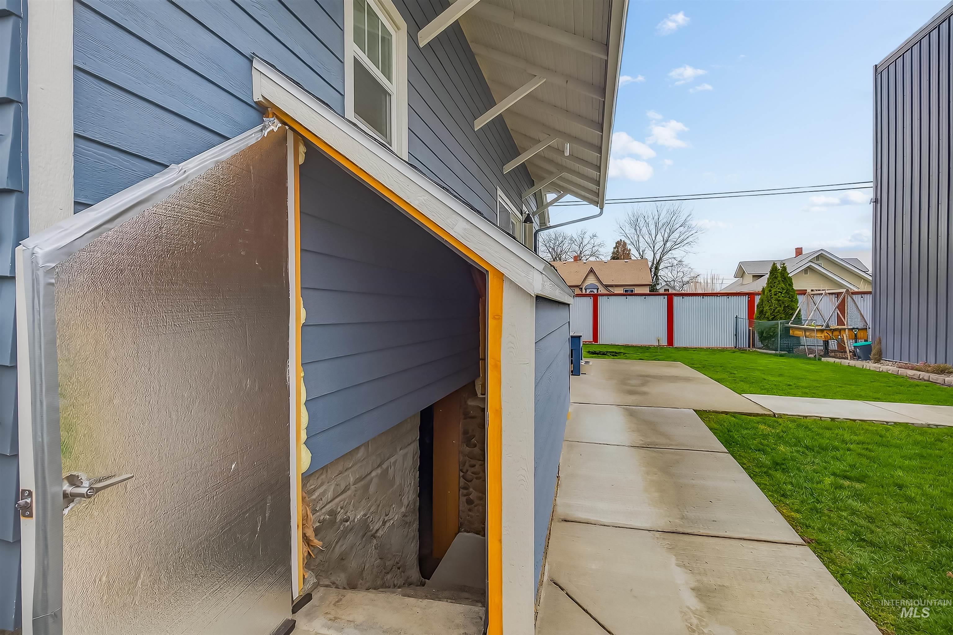 716 Chestnut Street, Clarkston, Washington 99403, 4 Bedrooms, 2 Bathrooms, Residential For Sale, Price $465,000,MLS 98979049