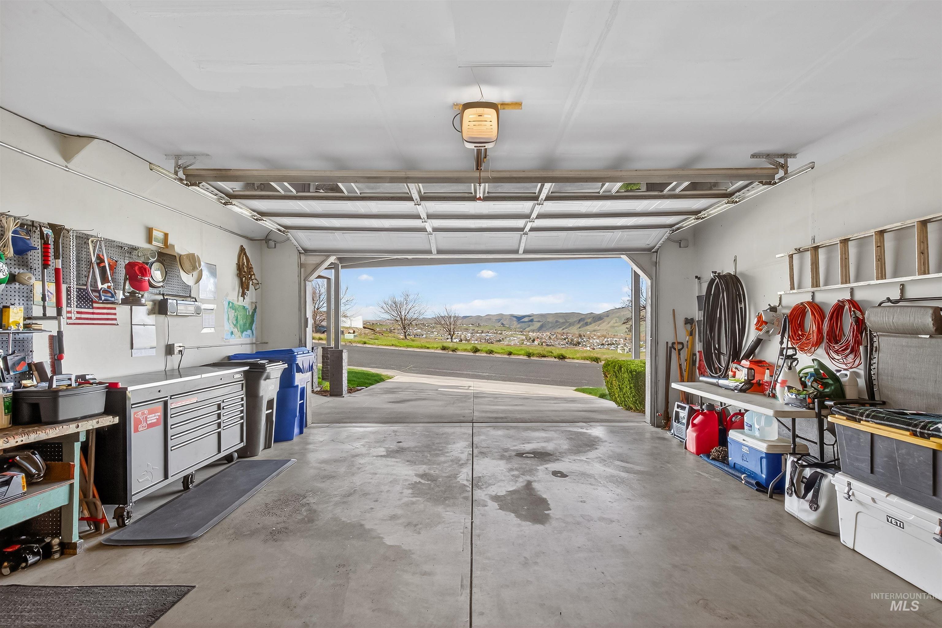 526 Valley Vista Blvd, Lewiston, Idaho 83501-0000, 3 Bedrooms, 3 Bathrooms, Residential For Sale, Price $495,000, 98979062