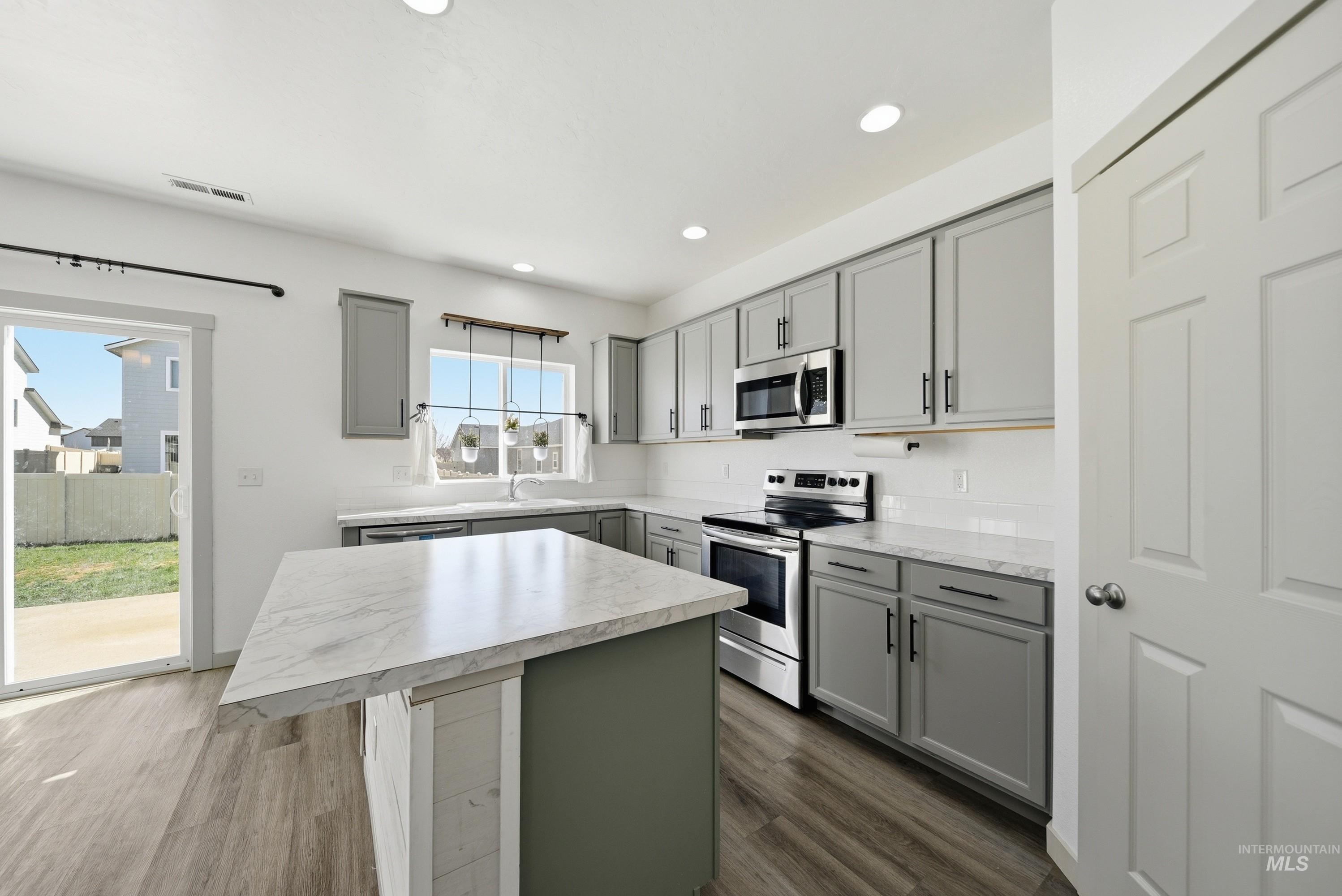 6670 S Birch Creek Ave, Meridian, Idaho 83642, 3 Bedrooms, 2.5 Bathrooms, Residential For Sale, Price $445,000,MLS 98979070