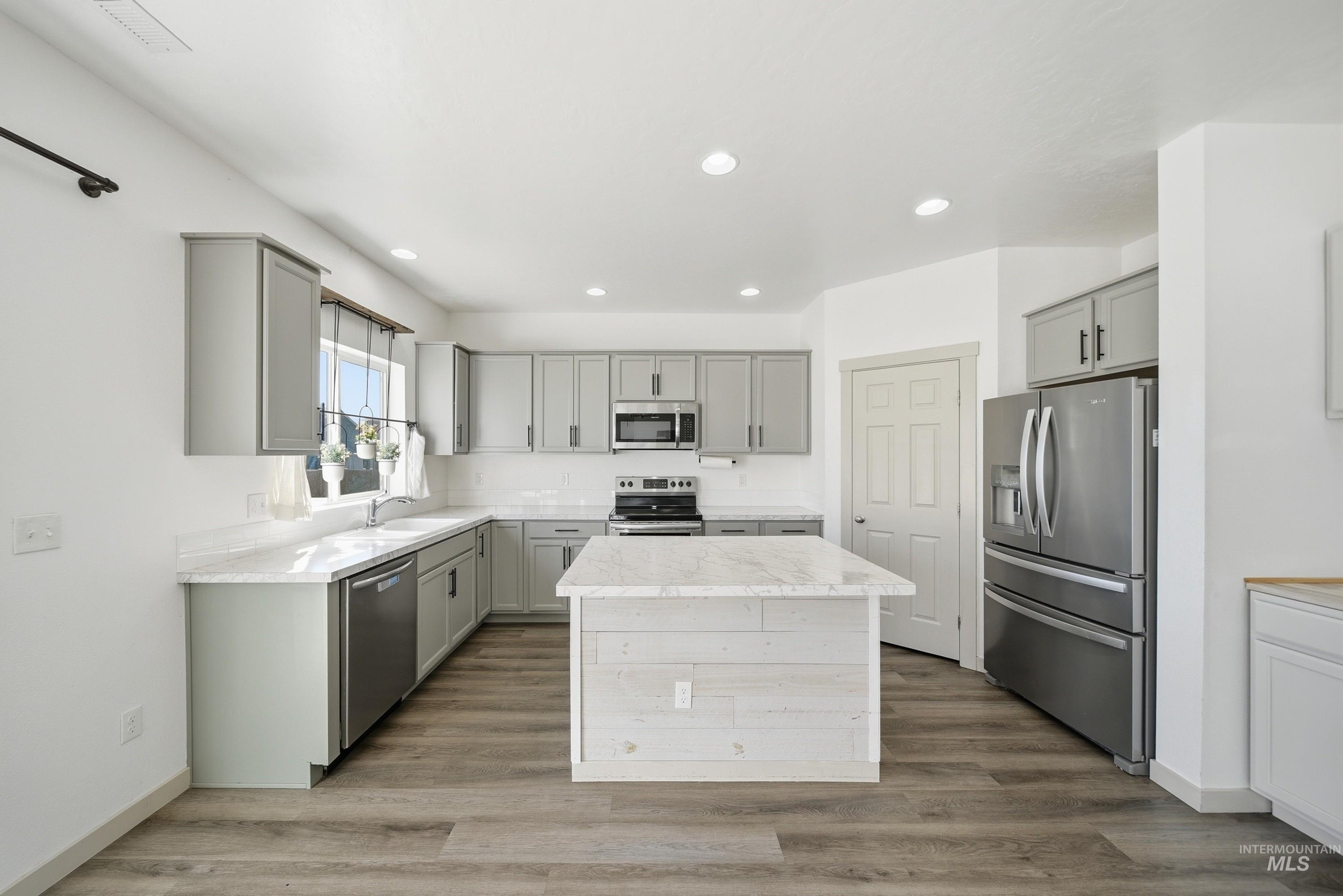 6670 S Birch Creek Ave, Meridian, Idaho 83642, 3 Bedrooms, 2.5 Bathrooms, Residential For Sale, Price $445,000,MLS 98979070