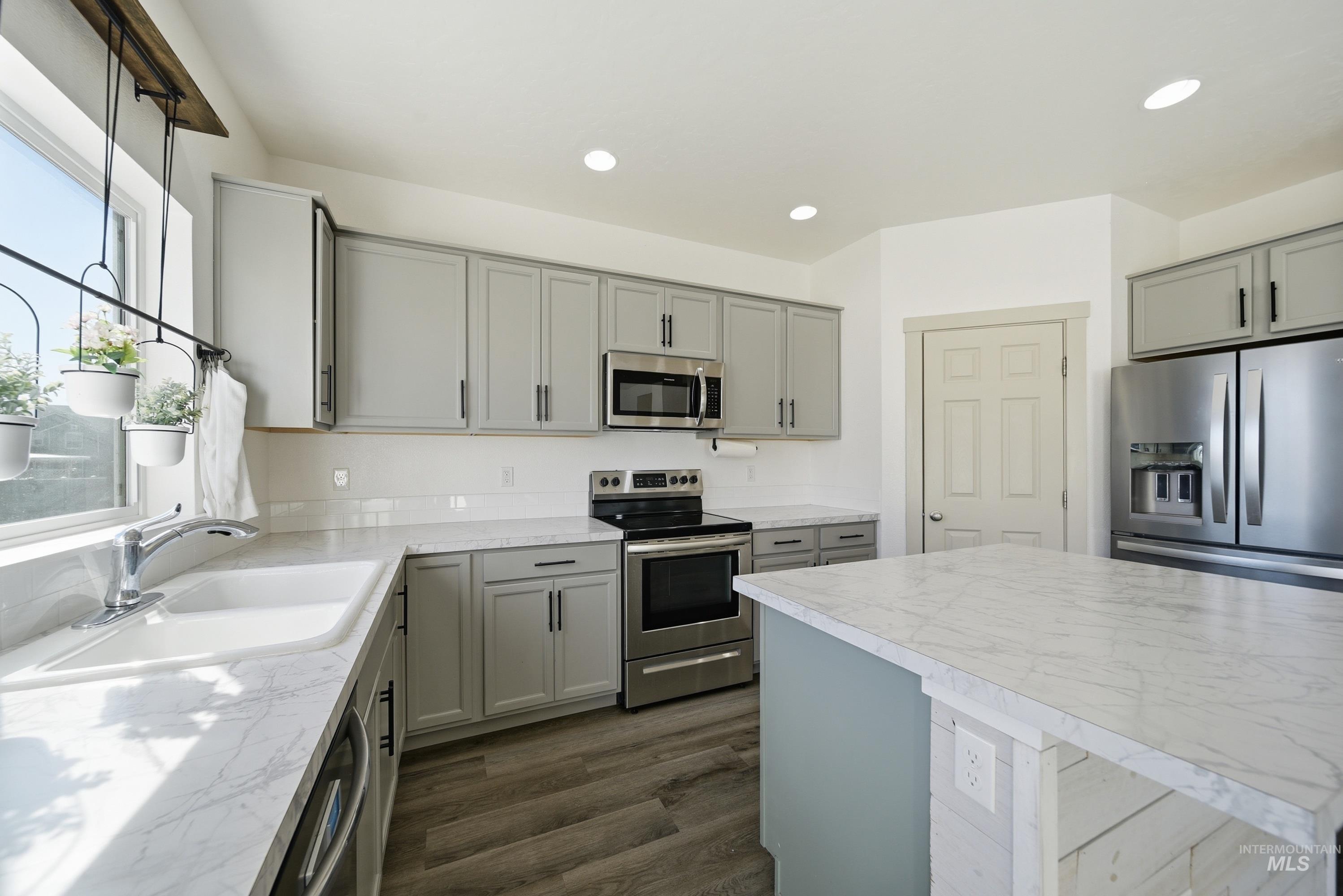 6670 S Birch Creek Ave, Meridian, Idaho 83642, 3 Bedrooms, 2.5 Bathrooms, Residential For Sale, Price $445,000,MLS 98979070