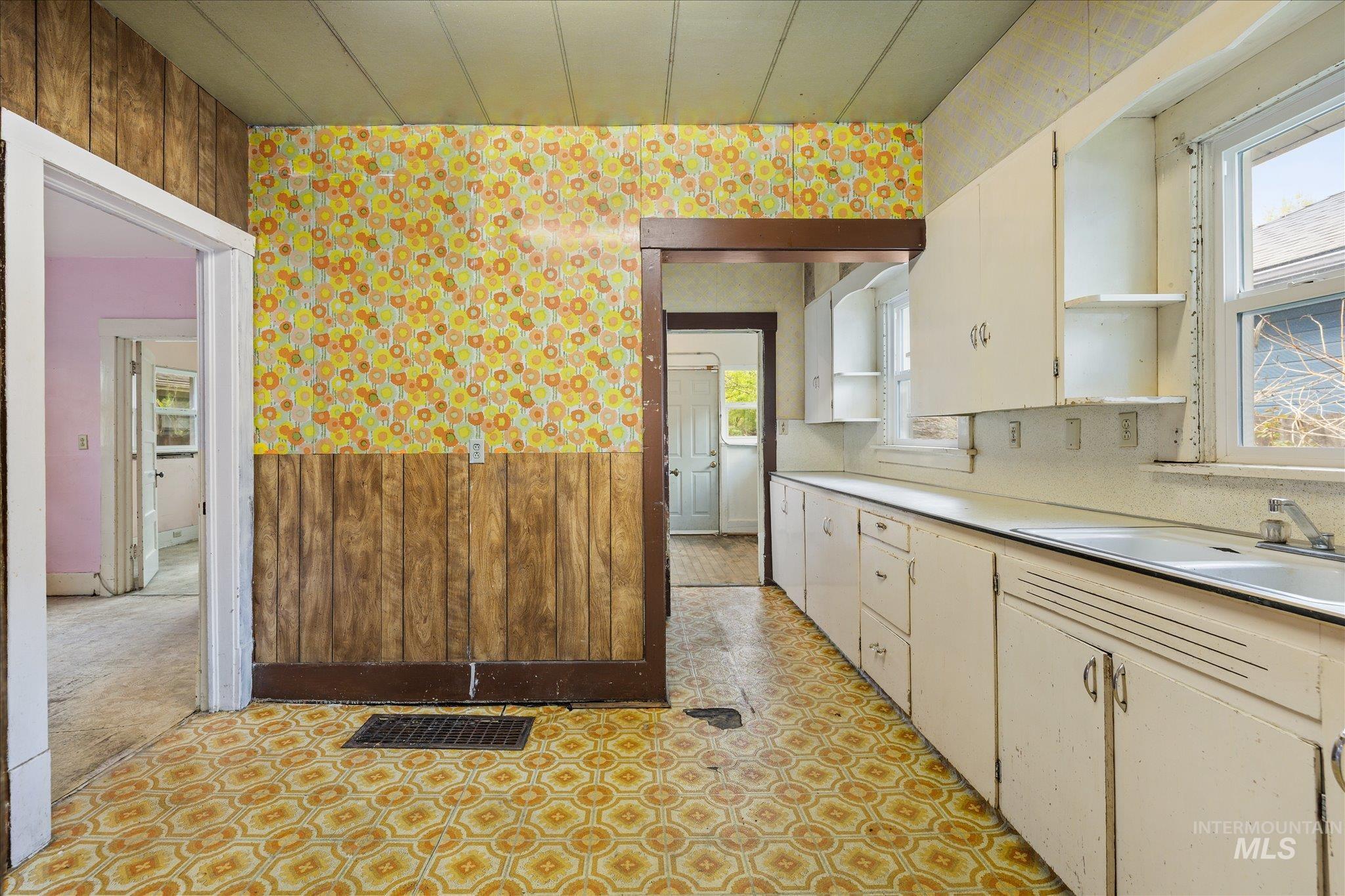 809 E State St, Boise, Idaho 83712, 4 Bedrooms, 2.5 Bathrooms, Residential For Sale, Price $499,000,MLS 98979085