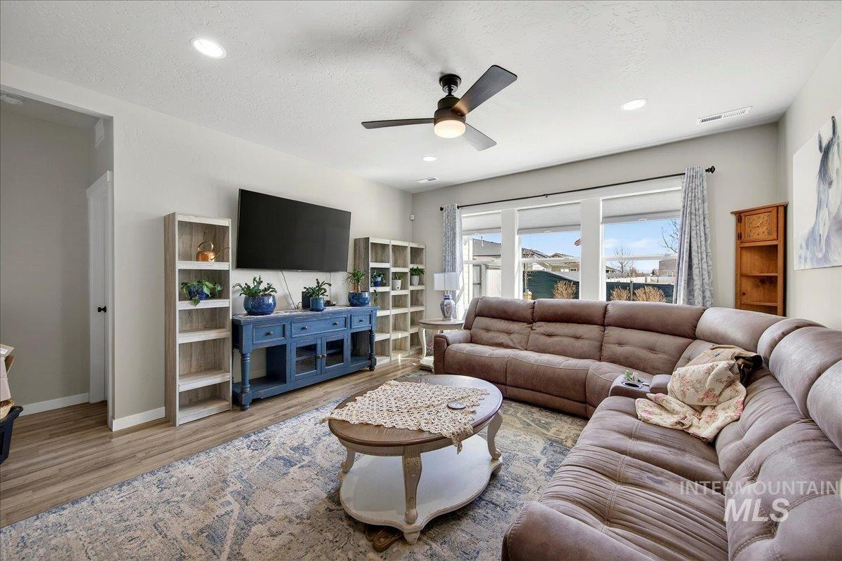 336 N Bay Haven Ave, Kuna, Idaho 83634, 3 Bedrooms, 2 Bathrooms, Residential For Sale, Price $415,000, 98979119