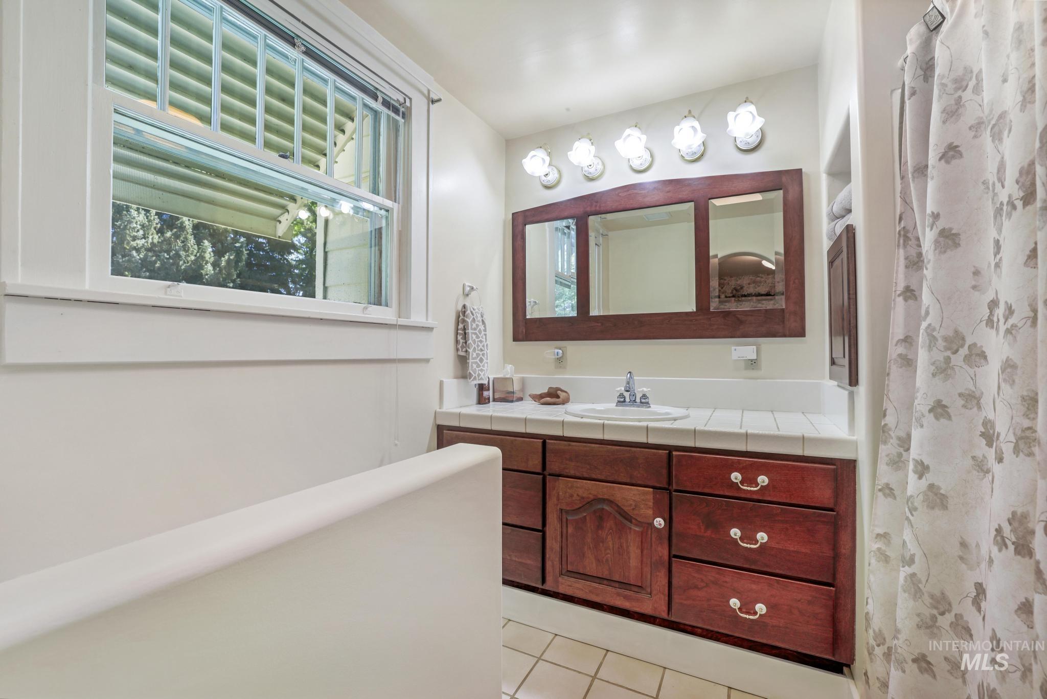 916 Hankins Rd N, Twin Falls, Idaho 83301, 3 Bedrooms, 4 Bathrooms, Residential For Sale, Price $750,000,MLS 98979120