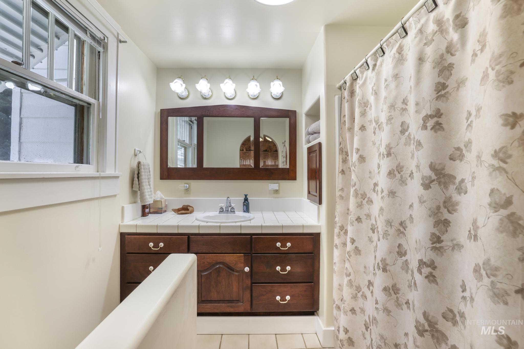 916 Hankins Rd N, Twin Falls, Idaho 83301, 3 Bedrooms, 4 Bathrooms, Residential For Sale, Price $750,000,MLS 98979120