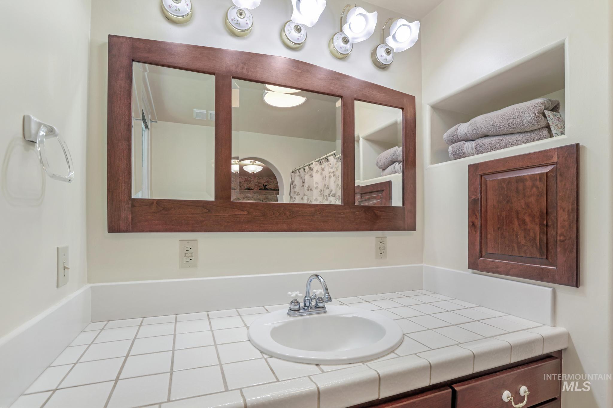 916 Hankins Rd N, Twin Falls, Idaho 83301, 3 Bedrooms, 4 Bathrooms, Residential For Sale, Price $750,000,MLS 98979120