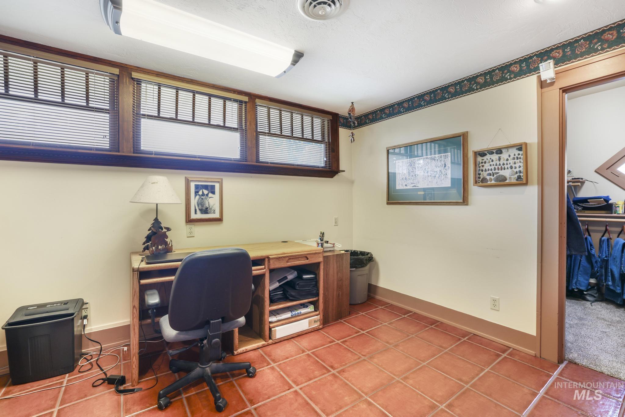 916 Hankins Rd N, Twin Falls, Idaho 83301, 3 Bedrooms, 4 Bathrooms, Residential For Sale, Price $750,000,MLS 98979120