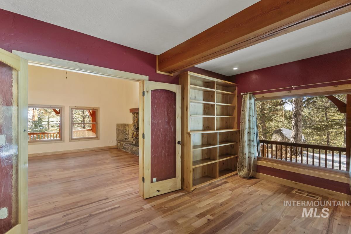 4 Chino Spur, Cascade, Idaho 83611, 3 Bedrooms, 3 Bathrooms, Residential For Sale, Price $1,700,000, 98979125