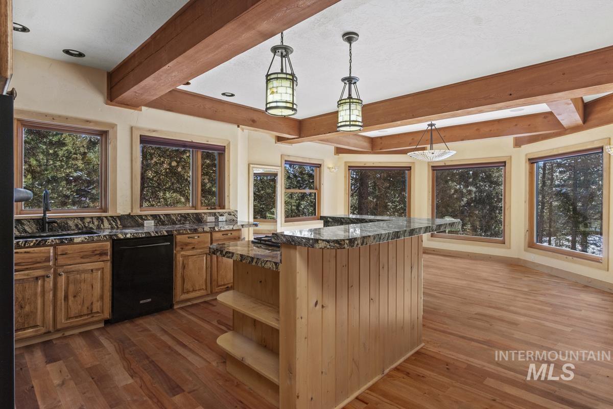 4 Chino Spur, Cascade, Idaho 83611, 3 Bedrooms, 3 Bathrooms, Residential For Sale, Price $1,700,000, 98979125