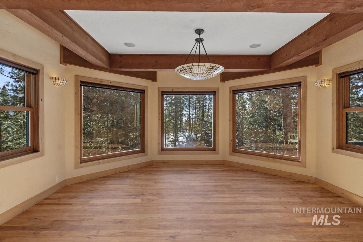 4 Chino Spur, Cascade, Idaho 83611, 3 Bedrooms, 3 Bathrooms, Residential For Sale, Price $1,700,000, 98979125