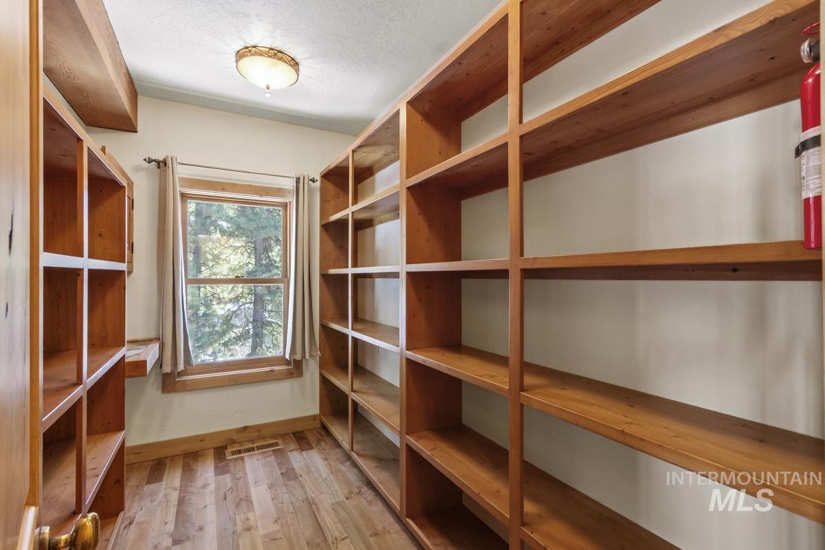 4 Chino Spur, Cascade, Idaho 83611, 3 Bedrooms, 3 Bathrooms, Residential For Sale, Price $1,700,000, 98979125