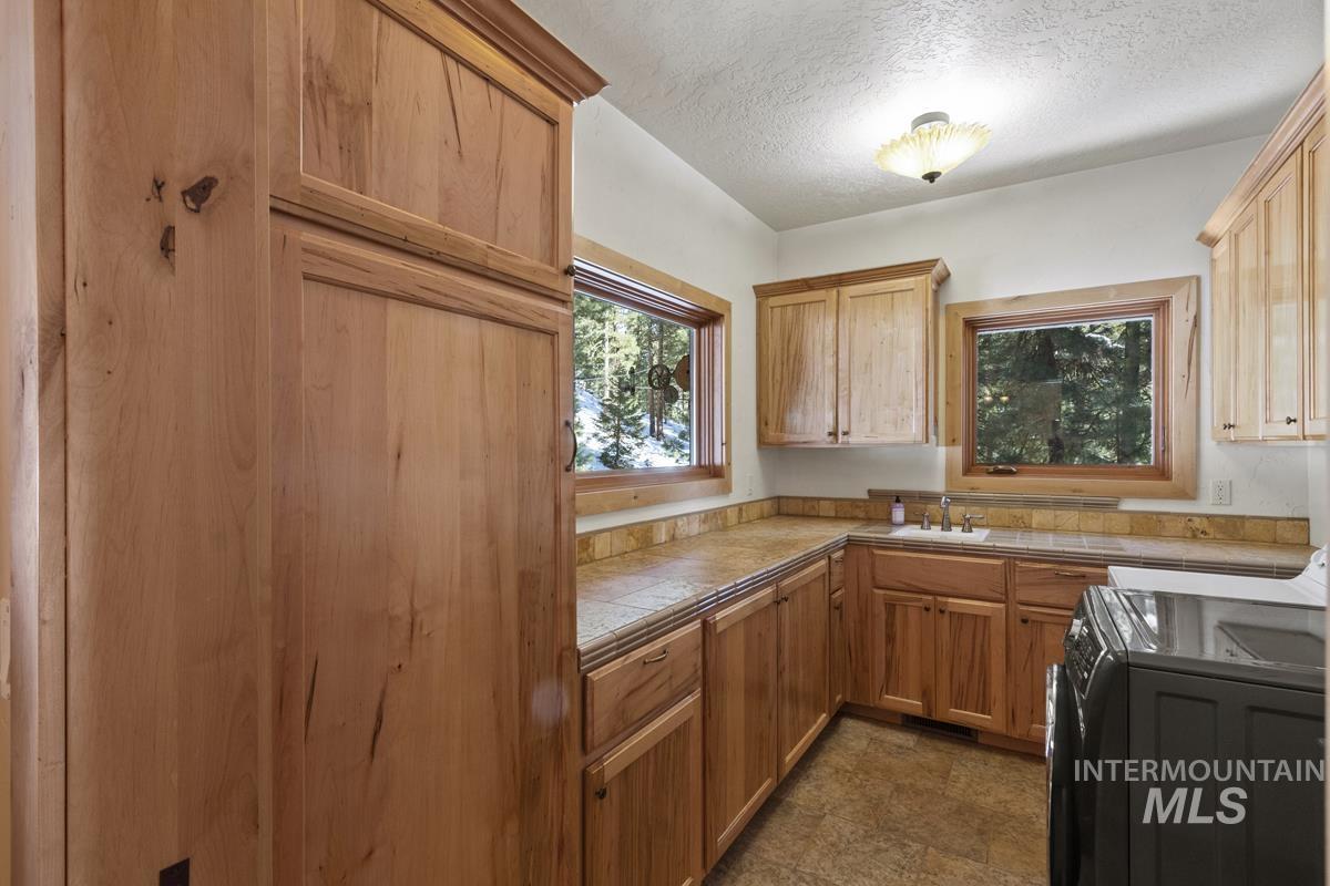 4 Chino Spur, Cascade, Idaho 83611, 3 Bedrooms, 3 Bathrooms, Residential For Sale, Price $1,700,000, 98979125