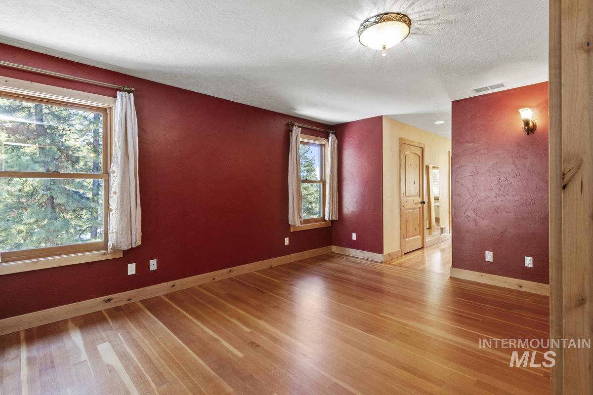 4 Chino Spur, Cascade, Idaho 83611, 3 Bedrooms, 3 Bathrooms, Residential For Sale, Price $1,700,000, 98979125